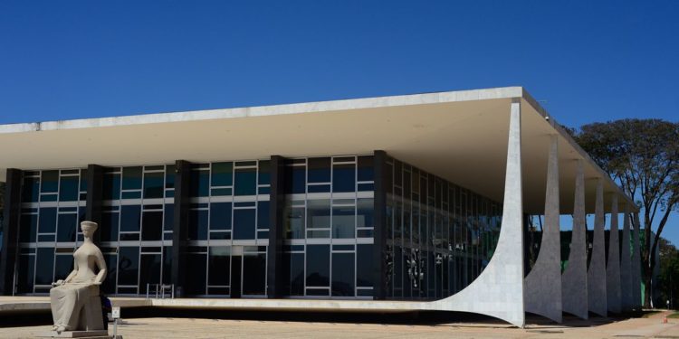 STF suspende lei que aumentava publicidade das três esferas de governo