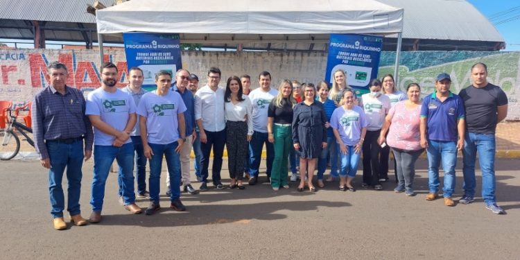 Estudantes beneficiados pelo Riquinho fazem primeira compra na Feira do Produtor