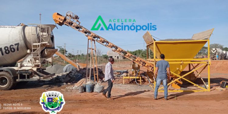 Prefeito Dalmy Crisóstomo acompanha obra de construção da base do Campo Esportivo Sintético