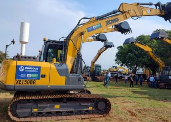 Secretaria de Obras recebe retroescavadeira para manutenção de estradas e conservação do solo