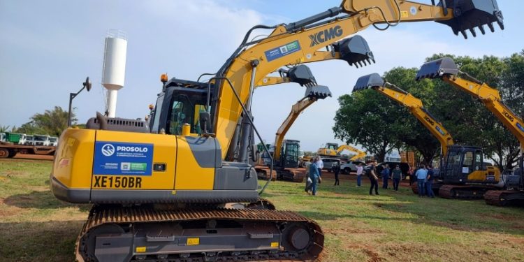 Secretaria de Obras recebe retroescavadeira para manutenção de estradas e conservação do solo