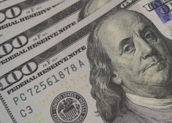 Dólar fecha a R$ 5,16 e vale mais do que euro