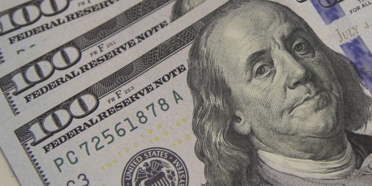 Dólar fecha a R$ 5,16 e vale mais do que euro