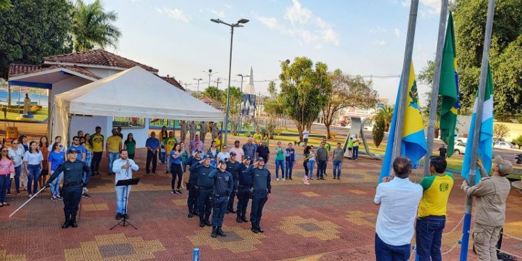 Tradicional hasteamento de bandeiras abre o 7 de setembro em Costa Rica
