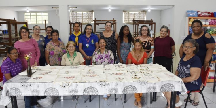 Curso de Artesanato de Bordado Livre qualifica 13 mulheres na Rica Trama