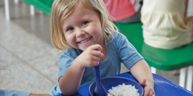 PREFEITURA SERVE MAIS DE 3,7 MILHÕES DE REFEIÇÕES POR MÊS NAS ESCOLAS E EMEIS