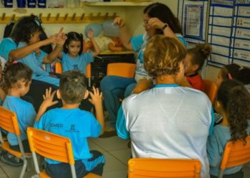 ALUNOS APRENDEM LIBRAS E ENSINO GARANTE INCLUSÃO DE ALUNA SURDA EM EMEI