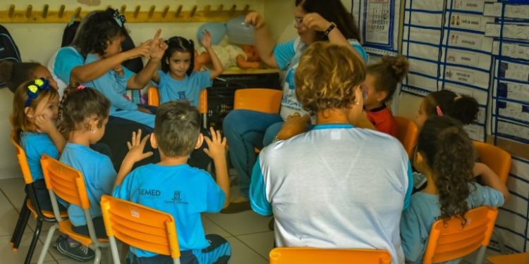 ALUNOS APRENDEM LIBRAS E ENSINO GARANTE INCLUSÃO DE ALUNA SURDA EM EMEI
