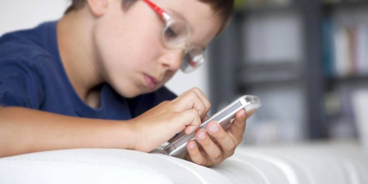 Guias orientam crianças e pais para uso seguro da internet