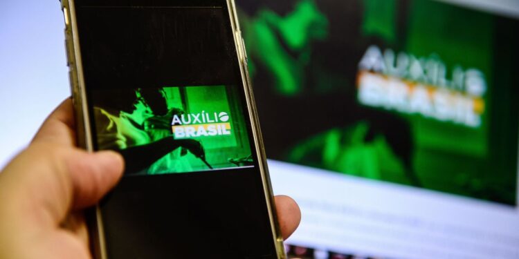 Auxílio Brasil é pago a beneficiários com NIS de final 8