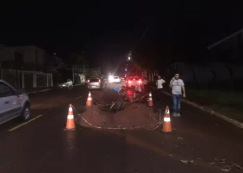 Casal sofre ferimentos ao cair de moto em buraco de obra em pista no Chácara Cachoeira