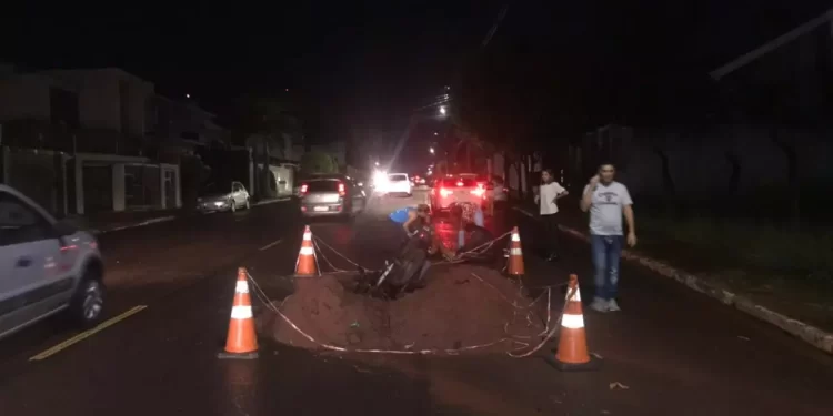 Casal sofre ferimentos ao cair de moto em buraco de obra em pista no Chácara Cachoeira