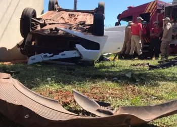 Carro bate em lixeira, capota e mulheres são socorridas no Noroeste em Campo Grande