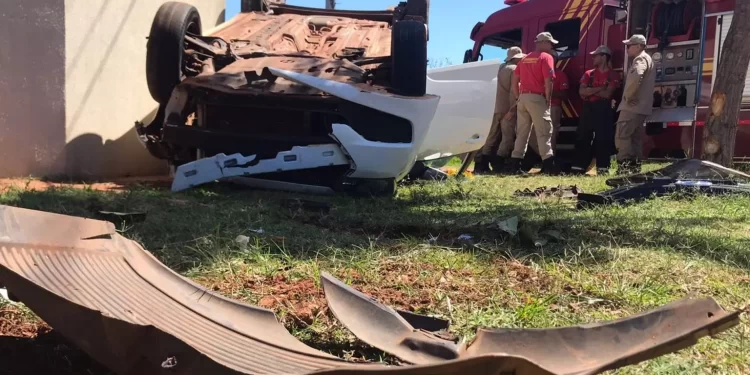 Carro bate em lixeira, capota e mulheres são socorridas no Noroeste em Campo Grande