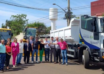 Pá carregadeira, caminhão e ônibus são entregues para Secretarias de Obras e Educação