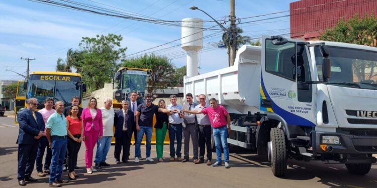 Pá carregadeira, caminhão e ônibus são entregues para Secretarias de Obras e Educação