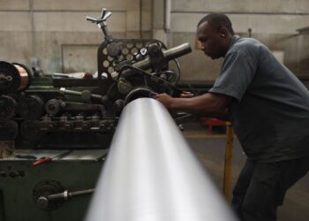 Preços da indústria recuam 1,96% em setembro, diz IBGE