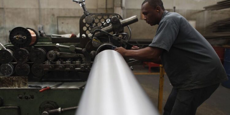 Preços da indústria recuam 1,96% em setembro, diz IBGE