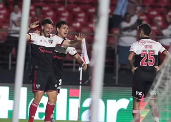 Com Calleri artilheiro, São Paulo bate o Coritiba no Morumbi