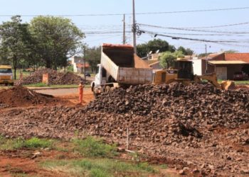 OBRA DO NOVA CAMPO GRANDE RECEBE ÚLTIMO ‘COLCHÃO’ DE PEDRAS PARA CONCLUIR DRENAGEM DA ETAPA 1