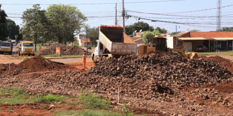 OBRA DO NOVA CAMPO GRANDE RECEBE ÚLTIMO ‘COLCHÃO’ DE PEDRAS PARA CONCLUIR DRENAGEM DA ETAPA 1