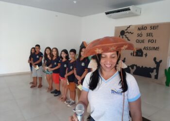 Literatura de Cordel da Apostila Aprende Brasil é tema de apresentações culturais na Escola Fábio