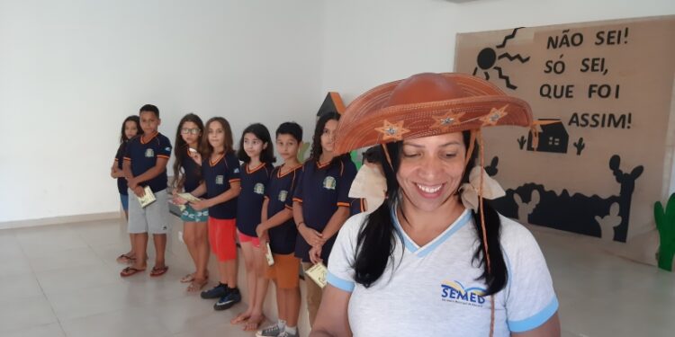 Literatura de Cordel da Apostila Aprende Brasil é tema de apresentações culturais na Escola Fábio