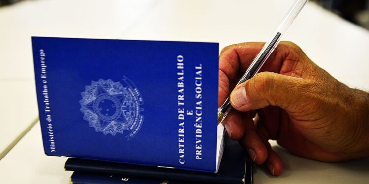 Caged: Brasil gera 159 mil empregos formais em outubro