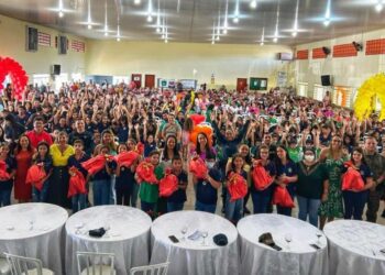 Programa Educacional de Resistência às Drogas e à Violência forma mais de 400 alunos em Costa Rica