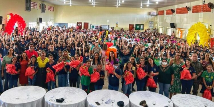 Programa Educacional de Resistência às Drogas e à Violência forma mais de 400 alunos em Costa Rica