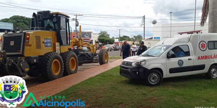Prefeito Dalmy Crisóstomo realiza entrega de uma ambulância tipo “A” e uma motoniveladora