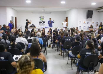 No 3° dia de greve, professores protestam por reajuste e vão à Câmara pedir apoio