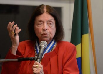 Tesouro pede menos gastos para conter alta da dívida pública