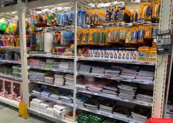 Compra de materiais escolares em atacarejos proporciona economia e praticidade