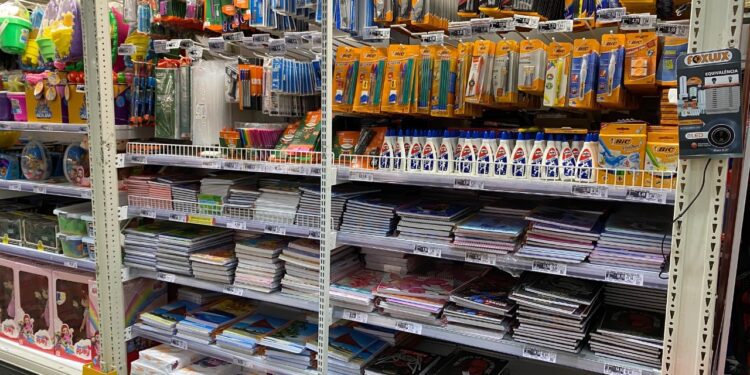 Compra de materiais escolares em atacarejos proporciona economia e praticidade