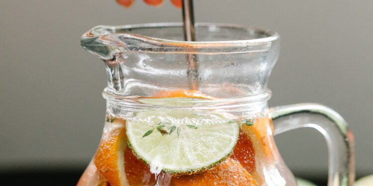 Aproveite o verão com bebidas refrescantes e alimentos nutritivos