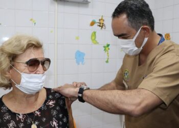 CAMPO GRANDE DÁ INÍCIO À APLICAÇÃO DA VACINA BIVALENTE CONTRA COVID EM IDOSOS