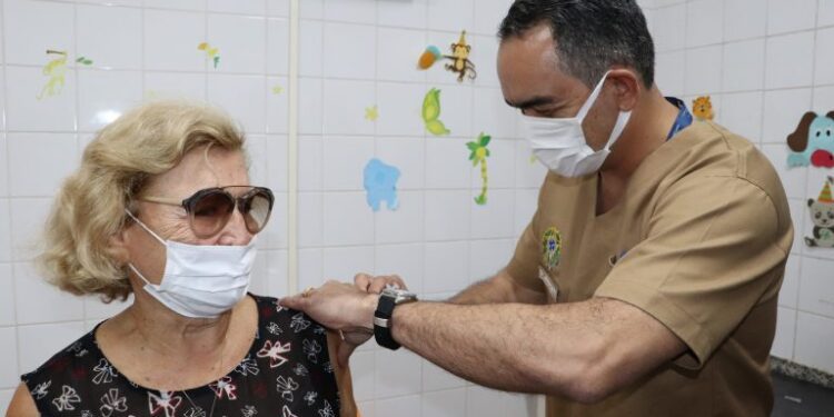 CAMPO GRANDE DÁ INÍCIO À APLICAÇÃO DA VACINA BIVALENTE CONTRA COVID EM IDOSOS