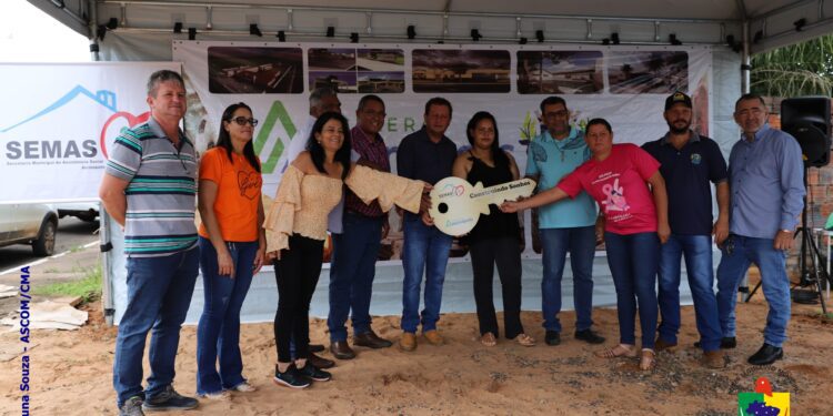 Vereadores prestigiam entrega da sétima casa do Programa “Construindo Sonhos”