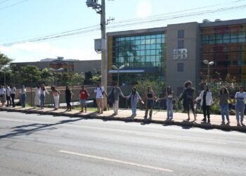 Institutos federais fazem ato pela paz no Dia Mundial da Educação