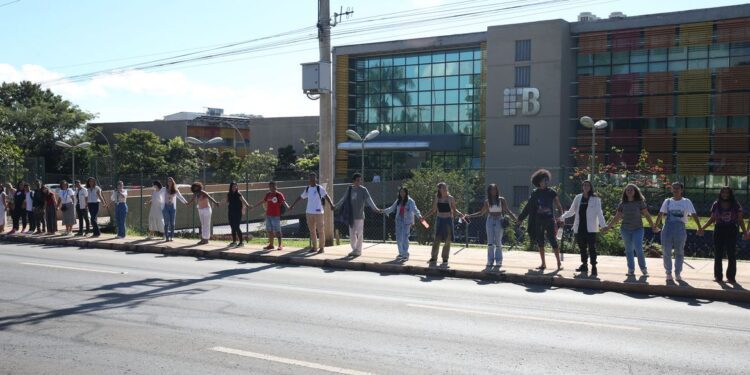 Institutos federais fazem ato pela paz no Dia Mundial da Educação