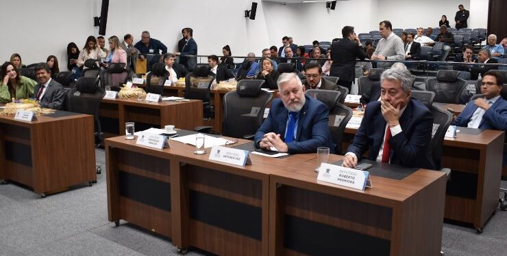 Projetos na pauta desta quarta-feira dispõem sobre concurso, tributos e outros temas