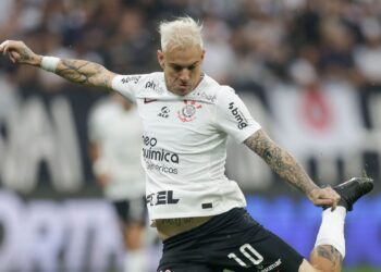 Corinthians faz 2 a 0 no Fluminense e deixa Z4 do Brasileirão