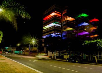 Prédio histórico ganha as cores do arco-íris no Dia de Combate à LGBTfobia