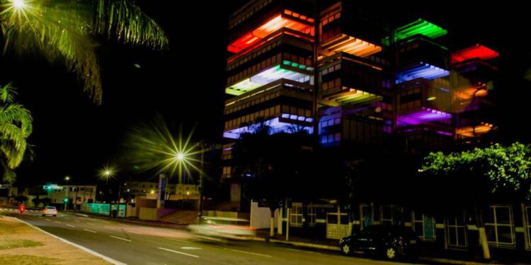 Prédio histórico ganha as cores do arco-íris no Dia de Combate à LGBTfobia