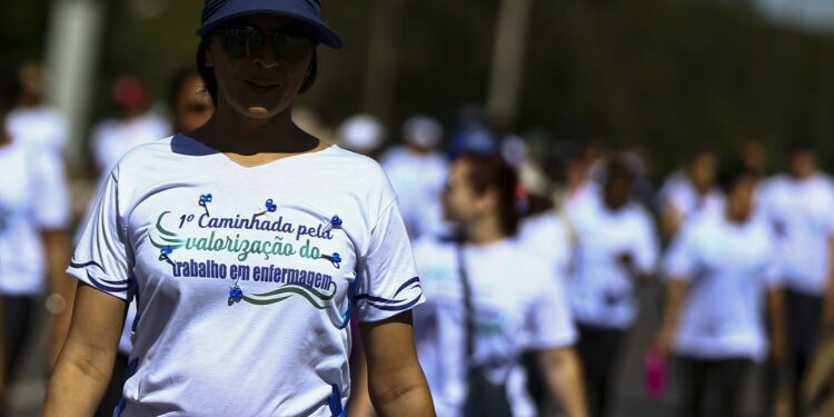 Profissionais da enfermagem fazem ato por valorização da categoria