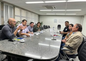 Secretário apresenta a Gerson minuta de decreto que pode garantir mais R$ 211 milhões em investimento na educação