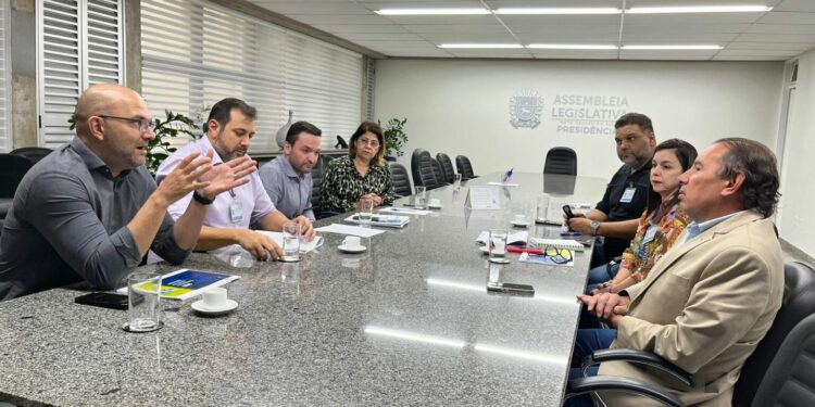 Secretário apresenta a Gerson minuta de decreto que pode garantir mais R$ 211 milhões em investimento na educação