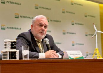 Senadores querem ouvir presidente da Petrobras