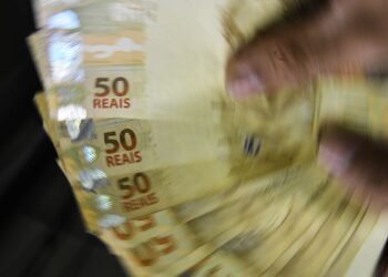 Salário mínimo de R$ 1.320 entra em vigor nesta segunda